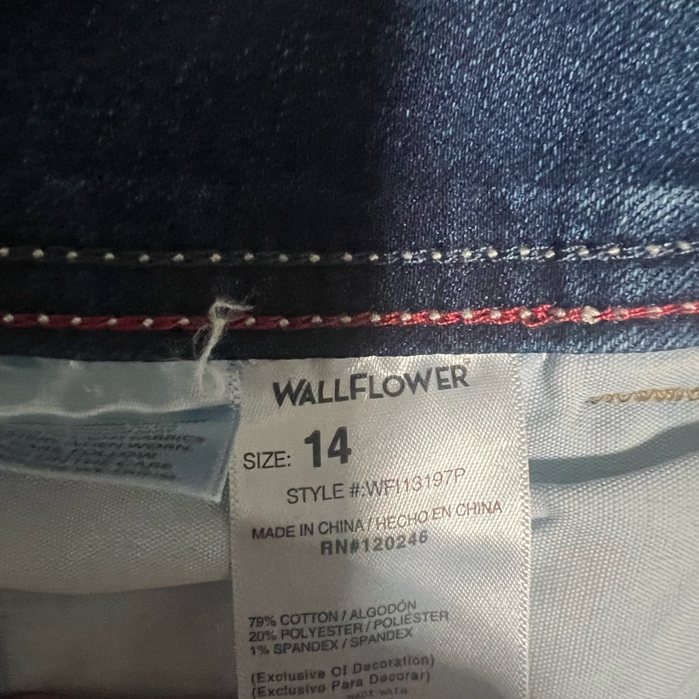 Wallflower THE LUSCIOUS
CURVY FIT
23.5" crop, New with Tags - Picture 4 of 6